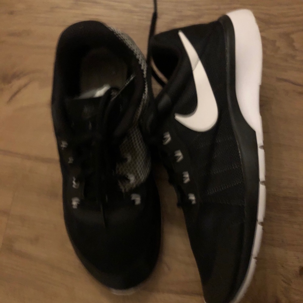 Nike Tanjun Running Shoe Black/White Youth size 7